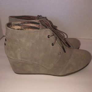 TOMS Desert Wedge Tan Suede Bootie Size W 12 NWOB